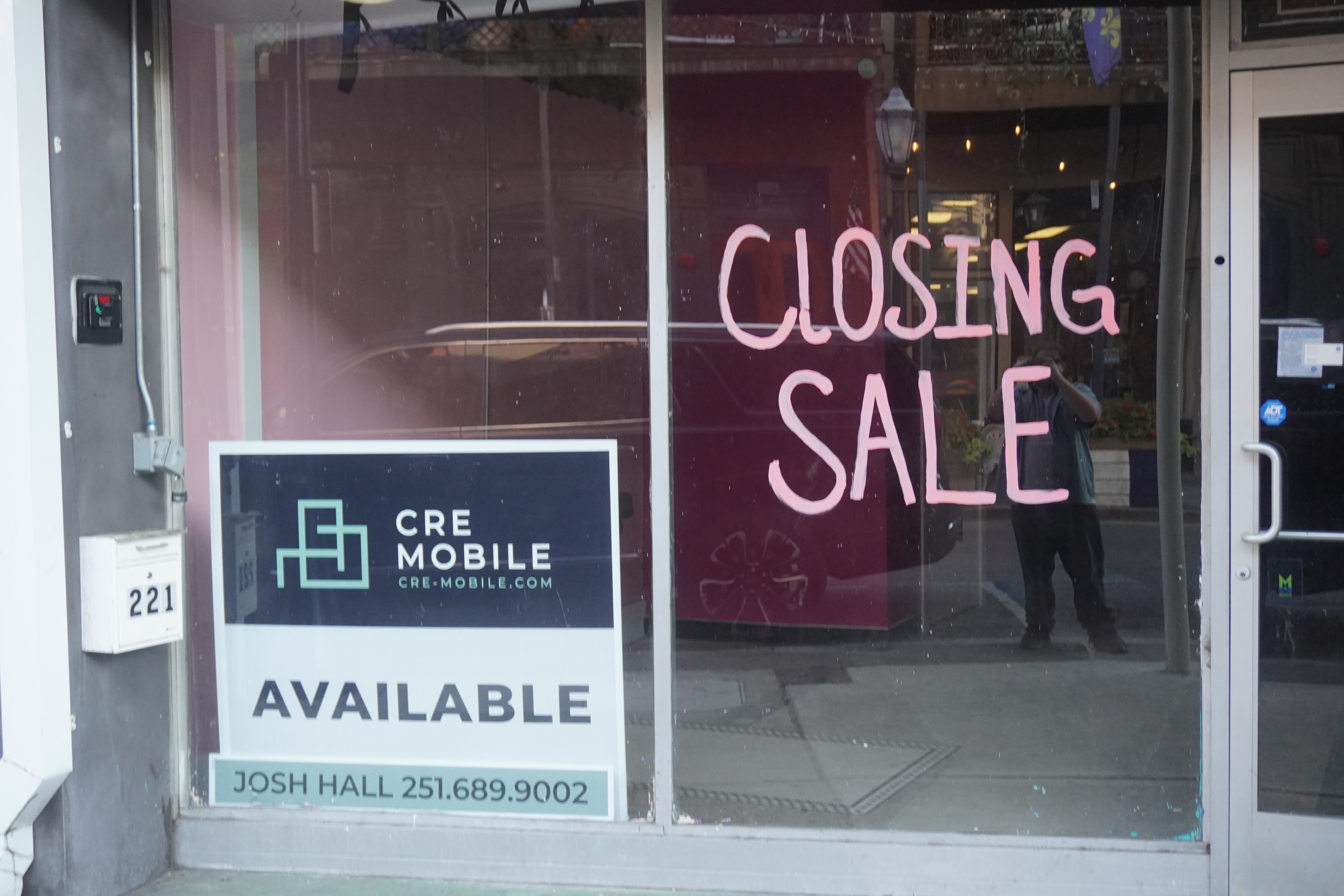 Storefront that says Closing Sale